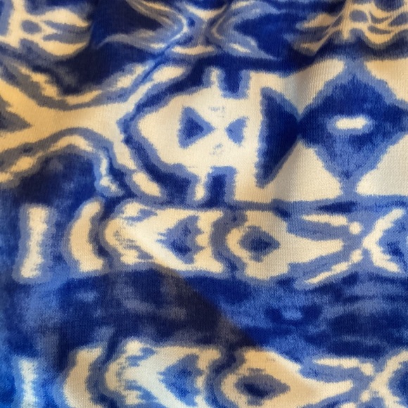 Girls patterns polyester blend shorts. Size small - Picture 4 of 6